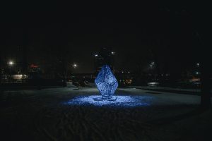 Manidoo Bawating, a sculpture in Canal Park by Hybycozo and the Grand River Bands of Ottawa Indians (2021).